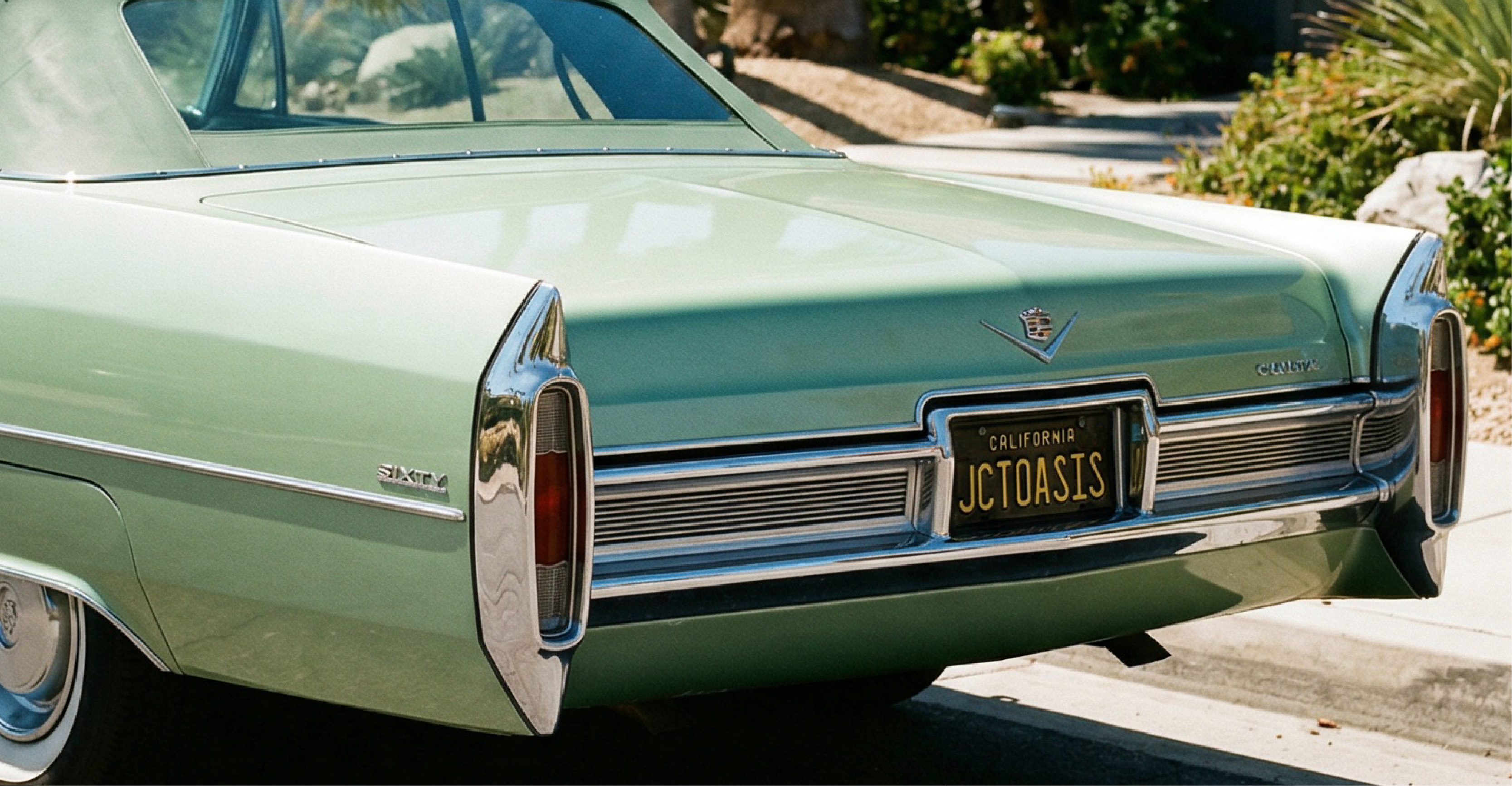 car with license plate that says JECT Oasis